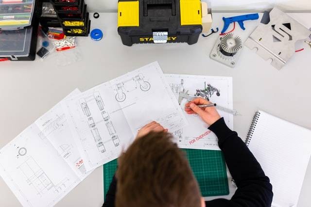 Ilustrasi peluang kerja untuk jurusan teknik otomasi industri, sumber foto ThisisEngineering RAEng on Unsplash