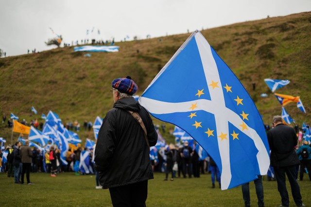 Seorang demonstran dalam gerakan "All Under One Banner" untuk mendukung Kemerdekaan Skotlandia pada tahun 2019 (Adam Wilson: Unsplash.com)