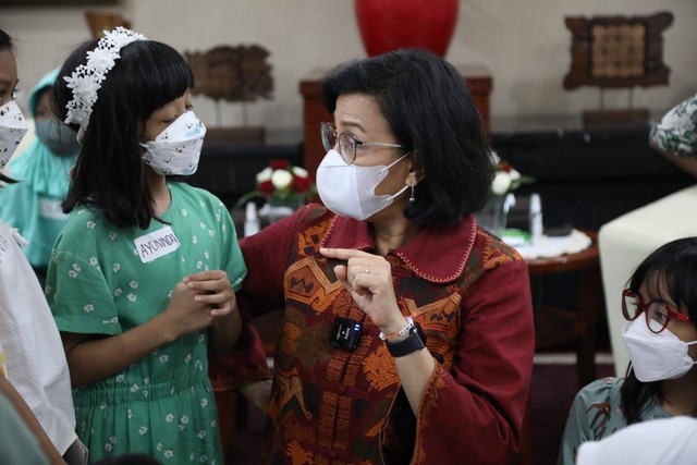 Sejumlah anak bertemu Menteri Keuangan, Sri Mulyani Indrawati di gedung Kementerian Keuangan saat Festival Hari Anak pada Momen hari anak Nasional yang digelar kumparanMOM, Kamis (21/7/2022). Foto: Aditia Noviansyah/kumparan