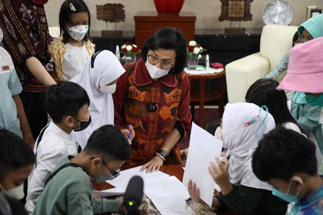 Sejumlah anak bertemu Menteri Keuangan, Sri Mulyani Indrawati di gedung Kementerian Keuangan saat Festival Hari Anak pada Momen hari anak Nasional yang digelar kumparanMOM, Kamis (21/7/2022). Foto: Aditia Noviansyah/kumparan