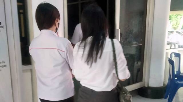 Korban aksi pelecehan seksual yang dilakukan oleh oknum Wakil Kepala Sekolah SMK Negeri di Manado saat melapor di Polda Sulawesi Utara (Sulut)