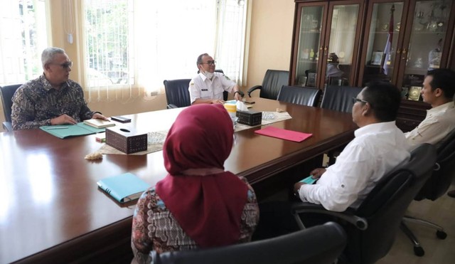 Bupati Kuningan, H Acep Purnama SH MH saat melakukan proses wawancara terhadap calon Direktur PDAU Kuningan yang lolos tiga besar. (Andri)