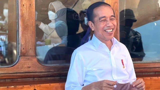 Presiden Jokowi menuju Pulau Rinca Taman Nasional Komodo, Kamis, (21/7/2022). Foto: Laily Rachev/Biro Pers Sekretariat Presiden