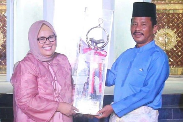 Wakil Gubernur Kepri, Marlin Agustina menyerahkan piala juara umum MTQ kepada Wali Kota Batam Muhammad Rudi (Foto: ist)