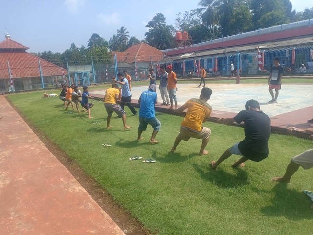 Adu Kekuatan dan Kekompakkan antar-WBP saat Tarik Tambang (Sumber: Dok. Lastagung)