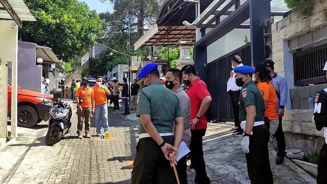 Petugas gabungan TNI-Polri saat melakukan olah TKP lanjutan kasus penembakan istri TNI di Kota Semarang. Foto: Intan Alliva/kumparan