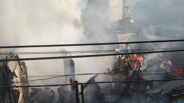 Kebakaran rumah di depan Kantor Walikota Jakarta Pusat, Kamis (21/7/2022). Foto: Sudin Gulkarmat Jakarta Pusat