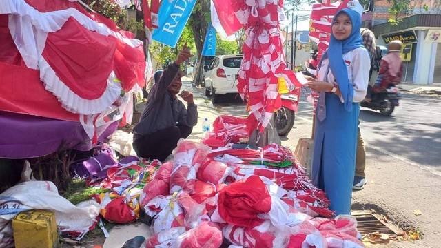 Warga Garut Merantau ke Lamongan Raup Rezeki Pernak-pernik HUT RI