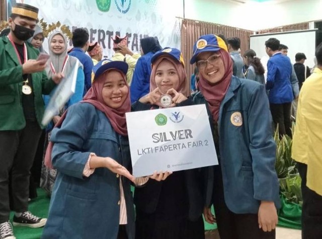 (Dari kiri) Yulia Rohmawati, Rafida Mumtaz, dan Raselly Elfa Putri dalam kompetisi LKTI FAPERTA FAIR 2022. Foto: Dok.pribadi