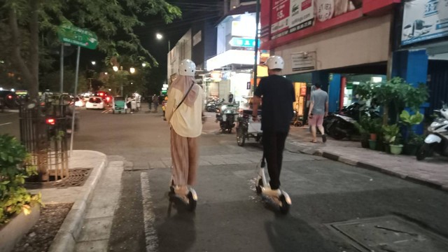 Pengendara skuter listrik di Jalan Margo Utomo, Yogyakarta, Rabu (20/7) malam. Foto: Forpi Kota Yogyakarta