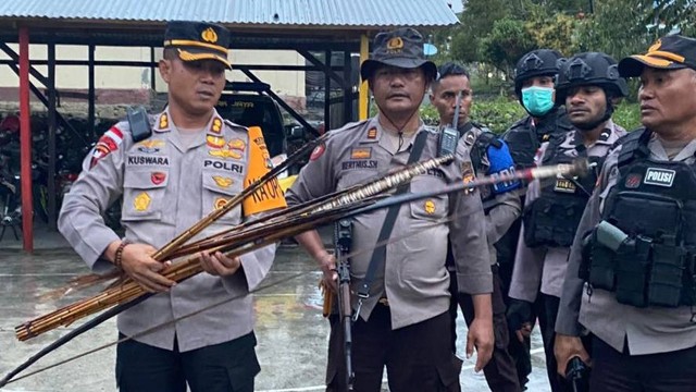 Sejumlah alat tajam, busur dan panah yang ditemukan saat aksi saling serang warga di Puncak Jaya. (Foto Humas Polda Papua) 