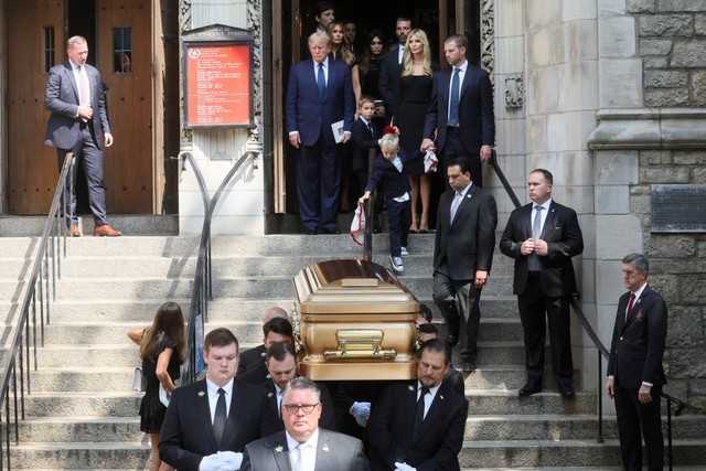 Para pengusung peti jenazah membawa peti jenazah Ivana Trump, istri pertama mantan Presiden AS Donald Trump, saat pemakamannya di Gereja St. Vincent Ferrer, di New York City, AS, Rabu (20/7/2022). Foto: Brendan McDermid/REUTERS