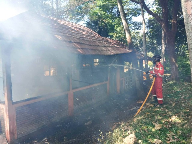 Peristiwa kebakaran menimpa sebuah bangunan semi permanen di kawasan wisata Balong Dalem Kabupaten Kuningan, Jawa Barat. (Andri)