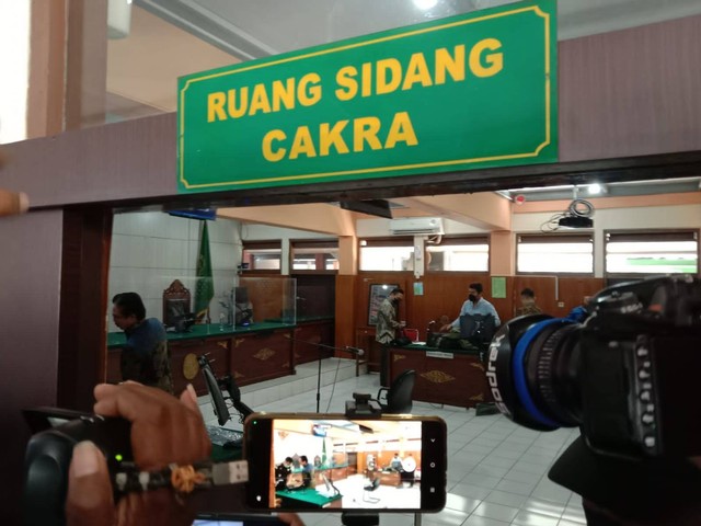 Suasana akhir penundaan persidangan pembacaan tuntutan kasus kekerasan seksual yang menjerat Pendiri SMA SPI Kota Batu, di Pengadilan Negeri Malang. Foto: M Sholeh