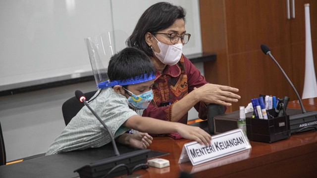 Sejumlah anak bertemu Menteri Keuangan, Sri Mulyani Indrawati dan Menlu Retno Marsudi di gedung Kementerian Keuangan saat Festival Hari Anak pada Momen hari anak Nasional yang digelar kumparanMOM, Kamis (21/7/2022). Foto: Aditia Noviansyah/kumparan