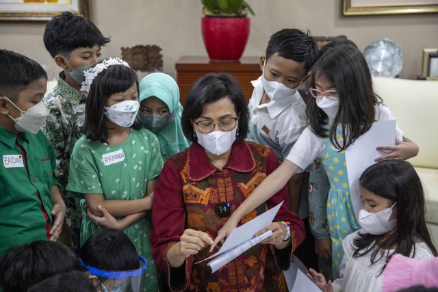 Sejumlah anak bertemu Menteri Keuangan, Sri Mulyani Indrawati dan Menlu Retno Marsudi di gedung Kementerian Keuangan saat Festival Hari Anak pada Momen hari anak Nasional yang digelar kumparanMOM, Kamis (21/7/2022). Foto: Aditia Noviansyah/kumparan