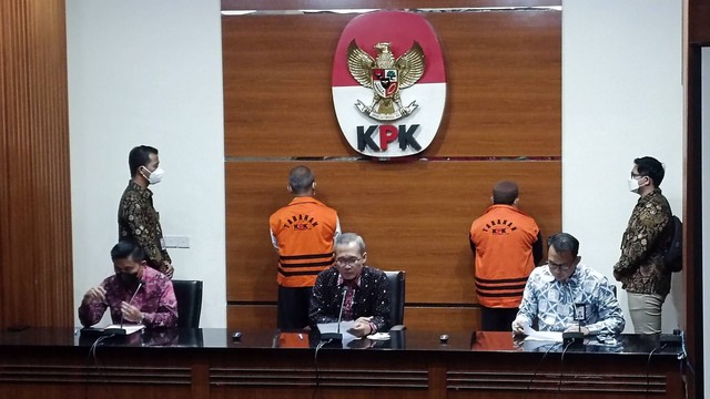Konferensi Pers penetapan dan penahanan tersangka KPK di kasus korupsi terkait pembangunan Stadion Mandala Krida, Yogyakarta, Kamis (21/7/2022). Foto: Aprilandika Pratama/kumparan