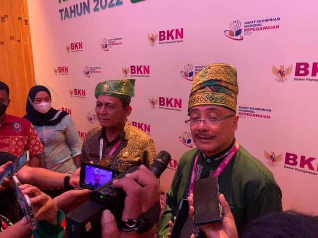 Plt Kepala BKN, Bima Haria Wibisana bersama Gubernur Kepri saat rakornas BKN di Batam. (Foto: Margaretha/batamnews)