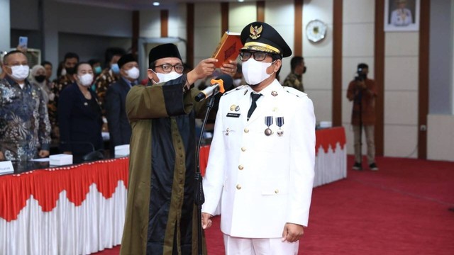 Gubernur Sulawesi Tengah Rusdy Mastura resmi melantik Ihsan Basir sebagai Penjabat Bupati Banggai Kepulauan (Bangkep), Kamis, 21 Juli 2022. Foto: Dok. Pemprov Sulteng