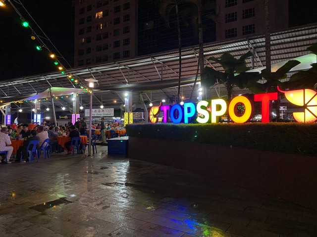 Top Spot yang menawarkan berbagai menu seafood berada di rooftop gedung parkir di pusat kota Kuching. Foto: Teri/Hi!Pontianak