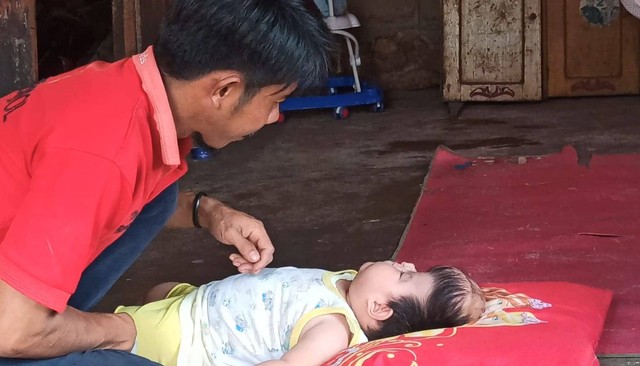 Mulyadi bersama anaknya yang mengidap benjolan di kepala sejak lahir. Foto: M. Zain/Hi!Pontianak