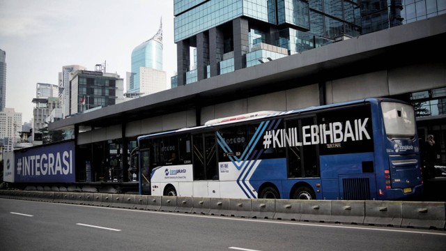 Bus TransJakarta berhenti di Halte Transjakarta Tosari, Jakarta, Kamis (20/7/2022). Foto: Jamal Ramadhan/kumparan