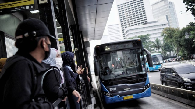 Penumpang menunggu bus di Halte Transjakarta Tosari, Jakarta, Kamis (20/7/2022). Foto: Jamal Ramadhan/kumparan