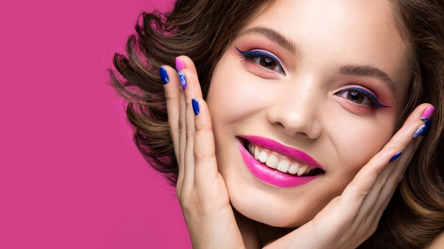 Ilustrasi makeup yang berwarna. Foto: KOBRIN PHOTO/Shutterstock