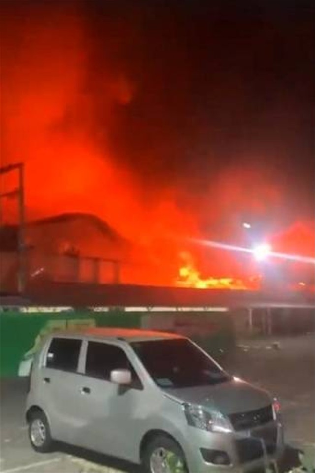 Kebakaran pabrik pengolahan pupuk di Mranggen Kabupaten Demak, Jawa Tengah, pada Kamis (21/7/2022). Foto: Dok. Istimewa