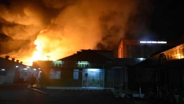 Kebakaran pabrik pupuk di Mranggen, Demak, dilihat dari RS Pelita Anugerah, Kamis (21/7/2022). Foto: Dok. Istimewa