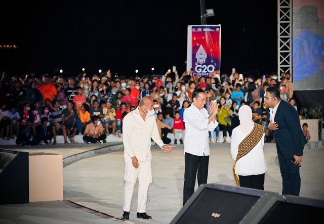 Presiden Jokowi bersama Andmesh di Pulau Rinca, Labuan Bajo, NTT, Kamis (21/7/2022). Foto: Laily Rachev/Biro Pers Sekretariat Presiden