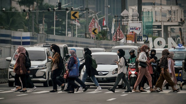 Para pegawai kantoran memadati kawasan Sudirman-Thamrin saat jam pulang kerja, Kamis (21/7/2022) sore. Foto: Jamal Ramadhan/kumparan