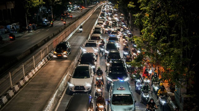 Terlihat kepadatan kendaraan di saat jam pulang kerja di Jalan Mampang Prapatan arah Ragunan, Jakarta, Kamis (21/7/2022). Foto: Jamal Ramadhan/kumparan