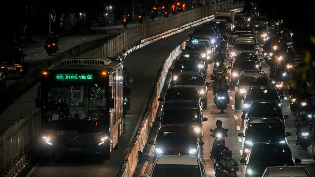 Kepadatan kendaraan di saat jam pulang kerja di Jalan Mampang Prapatan arah Ragunan, Jakarta, Kamis (21/7/2022). Foto: Jamal Ramadhan/kumparan