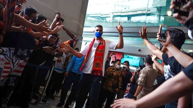 Pemain baru Persija, Abdulla Yusuf Helal, tiba di Jakarta, dan disambut The Jakmania, Kamis (21/7/2022). Foto: Instagram/@persija