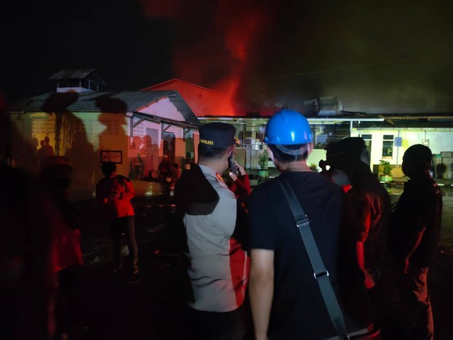 Kapolres Demak AKBP Budy Adhi Buono memantau proses pemadaman pabrik pupuk yang terbakar di Mranggen.  Foto: Dok. Istimewa