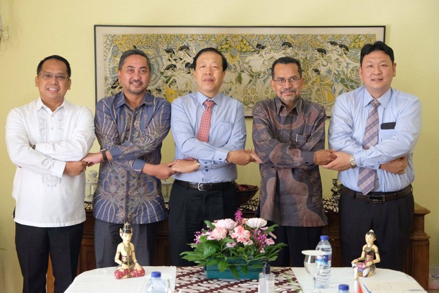 Komite ASEAN di Madrid lakukan salam ASEAN, (dari kiri ke kanan) Eric Valenzuela, Kuasa Usaha Kedubes Filipina; Hoan Xuan Hai, Duta Besar Kedubes Viet Nam; Dubes Najib; Pongprach Makchang, Minister Kedubes Thailand. (dok: KBRI Madrid)
