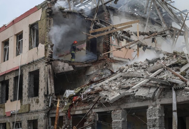 Tim penyelamat dan prajurit bekerja di sebuah gedung sekolah yang rusak akibat serangan militer Rusia di Kramatorsk, di wilayah Donetsk, Ukraina. Foto: Gleb Garanich/REUTERS
