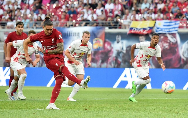 Pemain Liverpool Darwin Nunez mencetak gol ke gawang RB Leipzig pada pertandingan uji coba di Red Bull Arena, Leipzig, Jerman.
 Foto: Matthias Rietschel/REUTERS