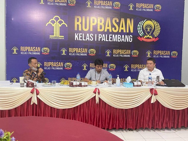 Kepala Rupbasan Palembang, Parulian Hutabarat (kiri), Jatison Purba, Narasumber (tengah), dan Suprapno Narasumber Fungsional Penilai Pemerintah Ahli Madya (kanan)
