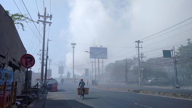 Kondisi jalan Raya Mranggen Demak-Semarang pasca kebakaran pabrik pupuk.  Foto: Intan Alliva Khansa/kumparan