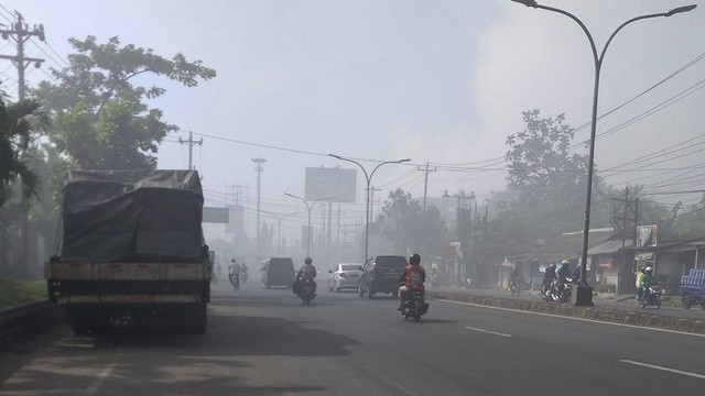 Kondisi jalan Raya Mranggen Demak-Semarang pasca kebakaran pabrik pupuk.  Foto: Intan Alliva Khansa/kumparan