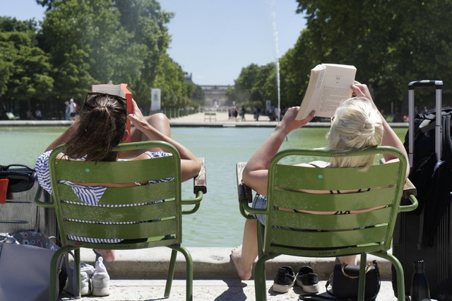 Taman di Paris untuk Piknik, https://unsplash.com/@filipthedesigner