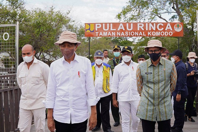 Presiden Joko Widodo dan Ibu Negara Iriana didampingi Menparekraf Sandiaga Uno serta sejumlah Menteri Kabinet Indonesia Maju meninjau dan meresmikan penataan kawasan Pulau Rinca Taman Nasional Komodo, Labuan Bajo, NTT, Kamis (21/7/2022). Foto: Dok. Kemenparekraf