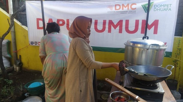 Dapur Umum dan Pos Hangat DMC Dompet Dhuafa berada di Kampung Pananggungan dan Kampung Tegalkelapa, Desa Sukasenang, Kecamatan Banyuresmi. Dengan masing-masing layanan memberikan manfaat kepada 150 orang dan 300 orang pada kemarin Selasa (19/07/2022).