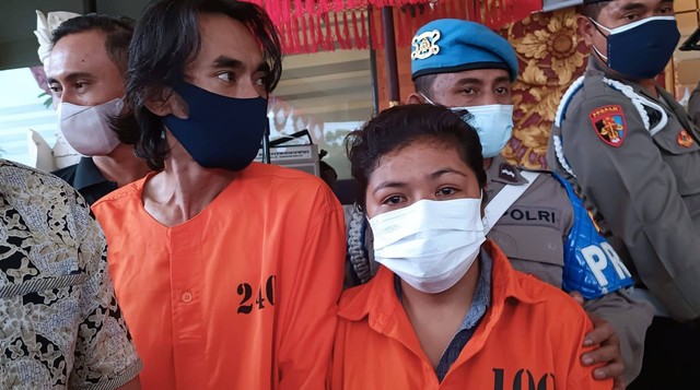Tedy dan Dwi Novita, pelaku penganiayaan balita di Bali saat rilis di Polresta Denpasar.
 Foto: Denita BR Matondang/kumparan