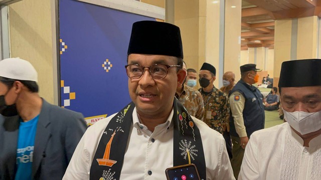 Gubernur DKI Jakarta Anies Rasyid Baswedan seusai salat Jumat. Foto: Haya Syahira/kumparan