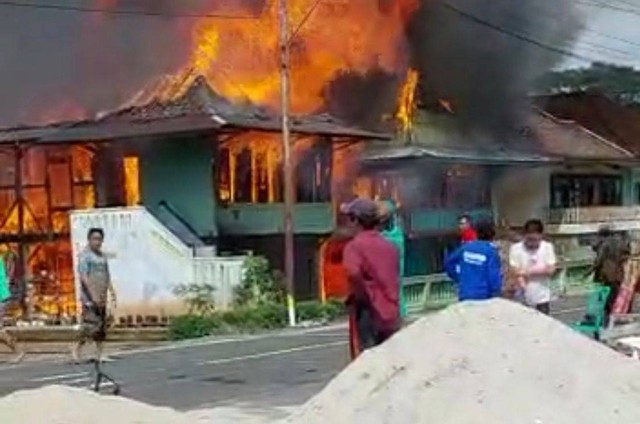 Rumah panggung di Desa Kenali, Lampung Barat terbakar, Jumat (22/7/2022) | Foto: ist