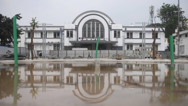 Pejalan kaki melintasi proyek revitalisasi di depan Stasiun Jakarta Kota, kawasan Kota Tua, Jakarta, Jumat (22/7). Foto: ANTARA FOTO/Akbar Nugroho Gumay