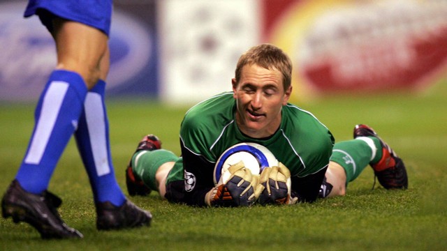 Penjaga gawang Liverpool Chris Kirkland menghentikan bola di depan pemain Deportivo Coruna selama pertandingan sepak bola grup A Liga Champions matchday 4 di stadion Riazor di La Coruna, 03 November 2004. Foto: JAVIER SORIANO / AFP